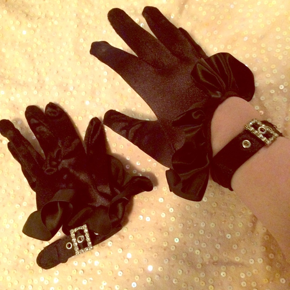 💎Glamorous Ruffled Gloves w/ Rhinestone Buckle💎